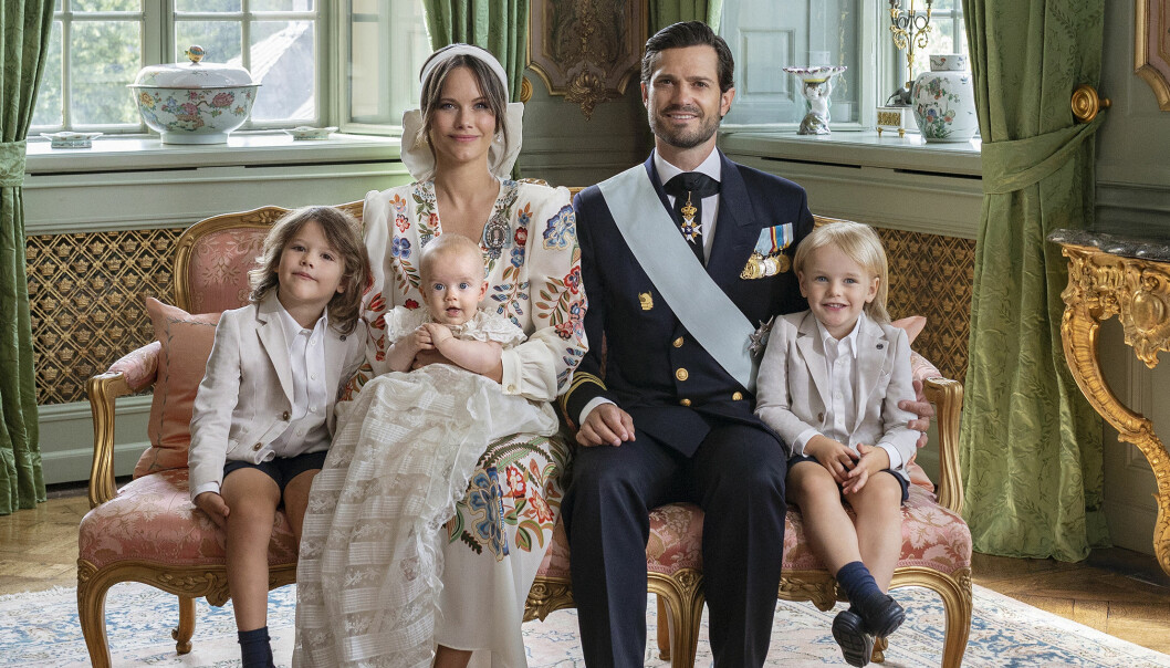 Prinsessan Sofia, prins Carl Philip och deras tre söner sitter i en soffa, i samband med prins Julians dop.
