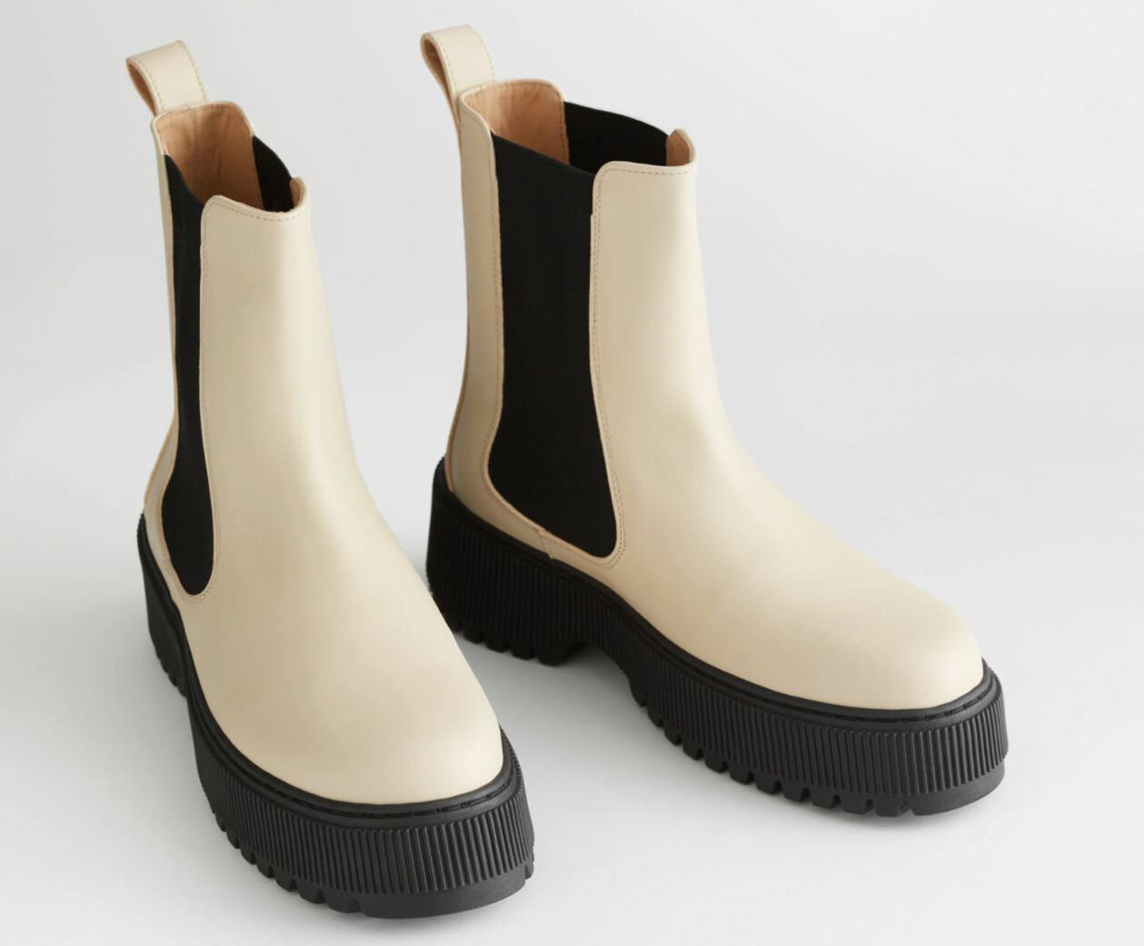 Offwhite boots i skinn från & Other Stories.