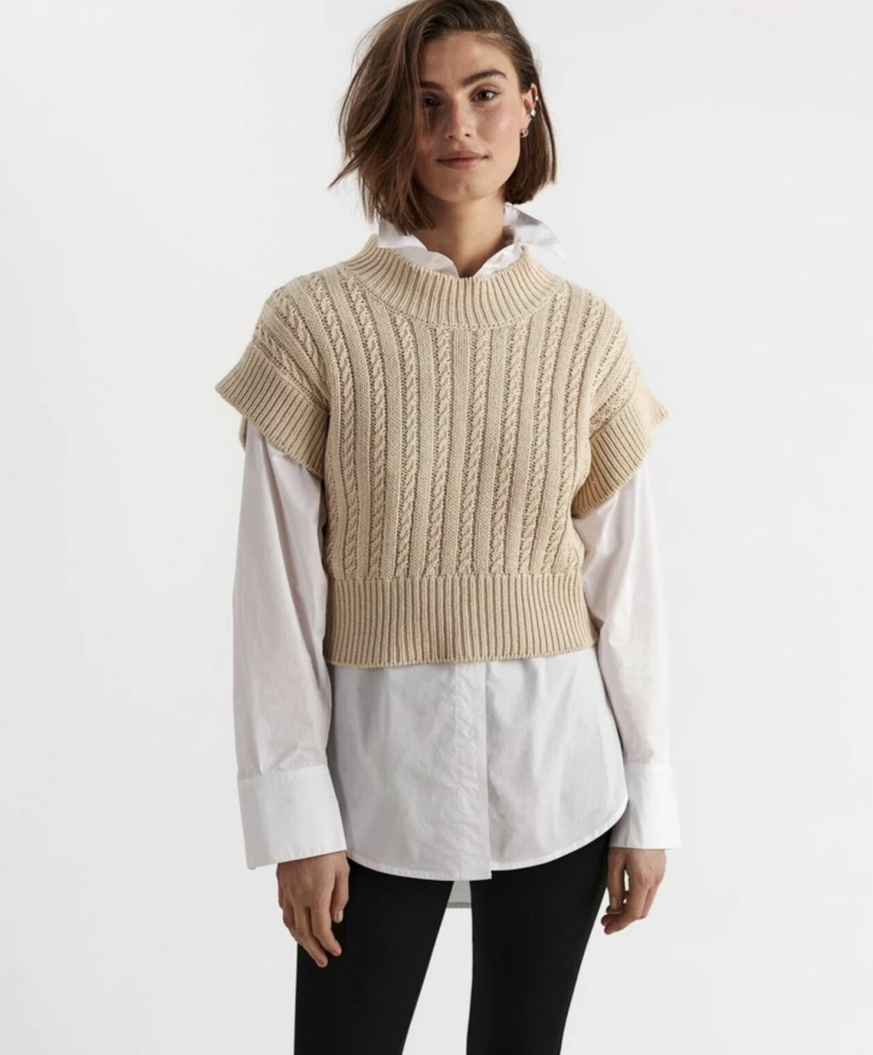 Offwhite slipover med flät- och ribbmönster, från Lindex