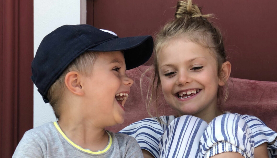 Oscar och Estelle skrattar tillsammans