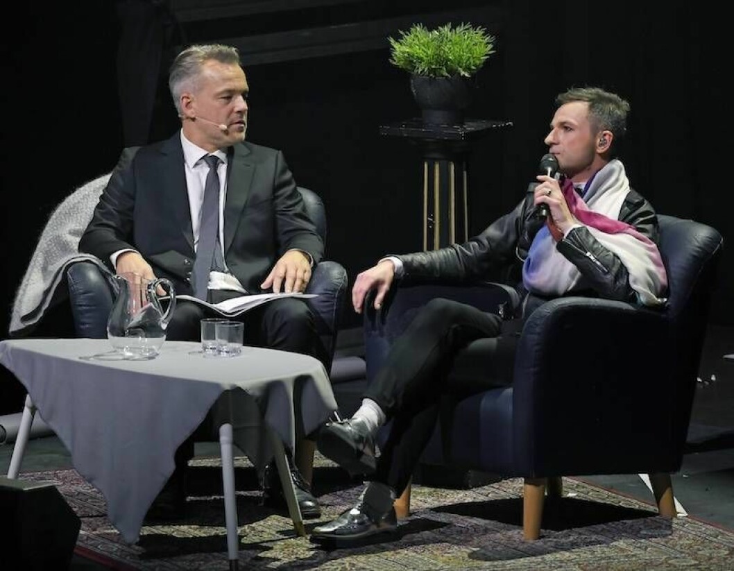 Henrik Schyffert och Ola Salo lärde känna varandra för två år sedan. Nu har Henrik skrivit manuset till Olas show. Henrik Schyffert och Ola Salo blev vänner när de delade loge.