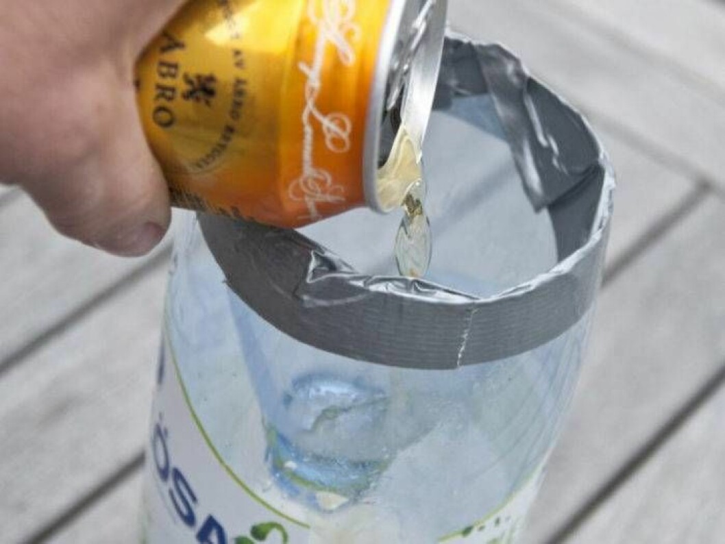 Tejpa samman kanterna med silvertejp så det blir tätt. Häll i öl.