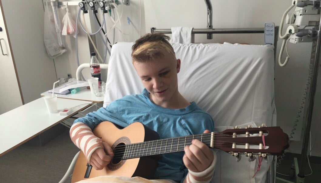 Trots brutna underarmar började Oliver spela gitarr redan i sjukhussängen. Musiken gav honom styrka att kämpa sig frisk. Oliver spelade gitarr i sjukhussängen med brutna underarmar.