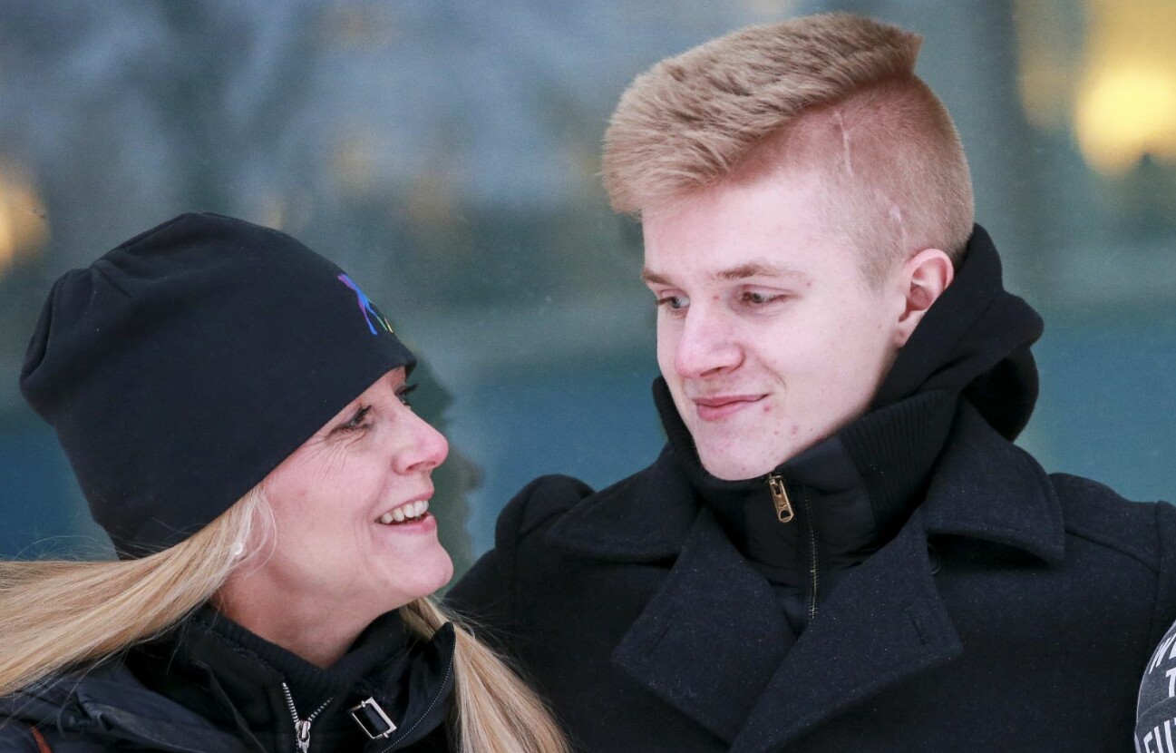 Mamma Carina Henriksson med sonen Oliver Liabäck, som föll fyra meter från ett träd och skadades allvarligt, har ett är kvar i huvudet men är i dag i stort sett återställd.