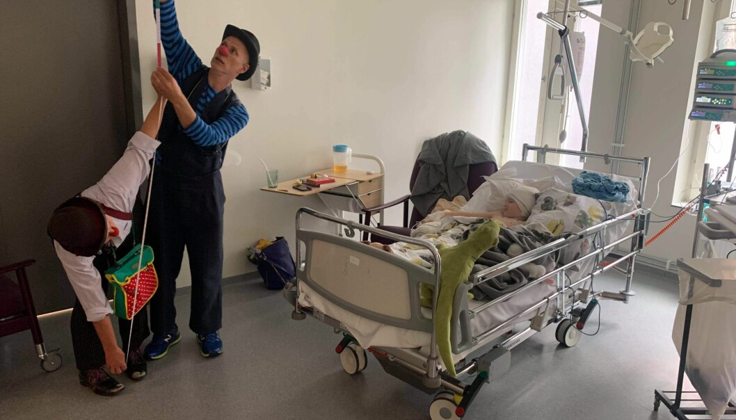 Två sjukhusclowner underhåller Olle Radell som ligger i sjukhussängen på universitetssjukhuset i Linköping.