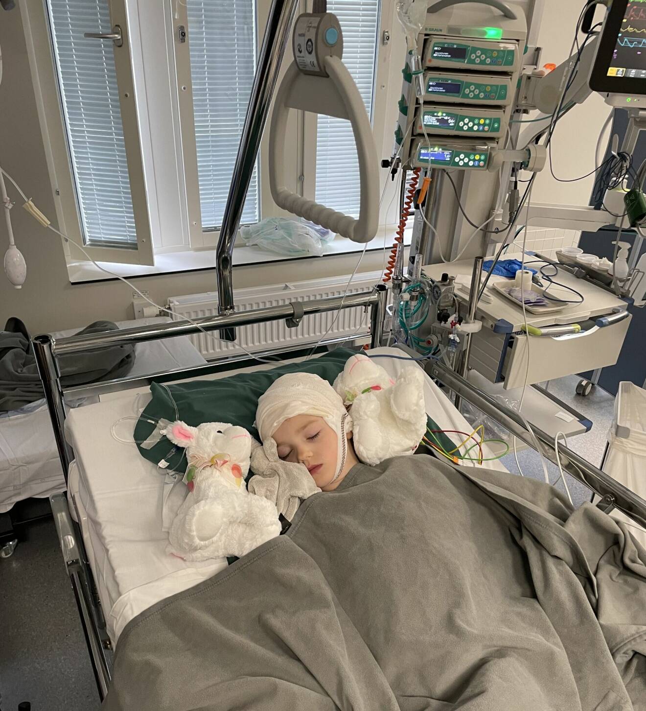 Olle Radell i sjukhussängen efter att ha opererats för en hjärntumör.