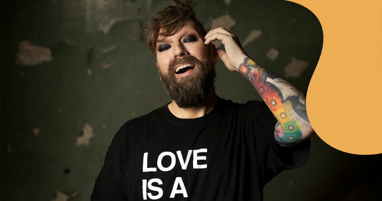 Operasångaren Rickard Söderberg i en t-shirt med texten Love is a human right.