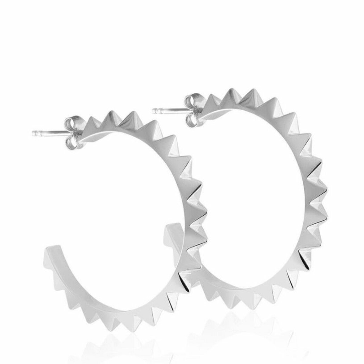 Örhängen från Sophie by Sophie. <a href="https://in.ahlens.se/t/t?a=1136856392&as=1219652846&t=2&tk=1&url=https://www.ahlens.se/Mode/smycken-klockor/orhangen-244542/sophie-by-sophie-orhangen-pyramid-hoops-l-ljusgra-90975265/">Läs mer och köp här. </a>