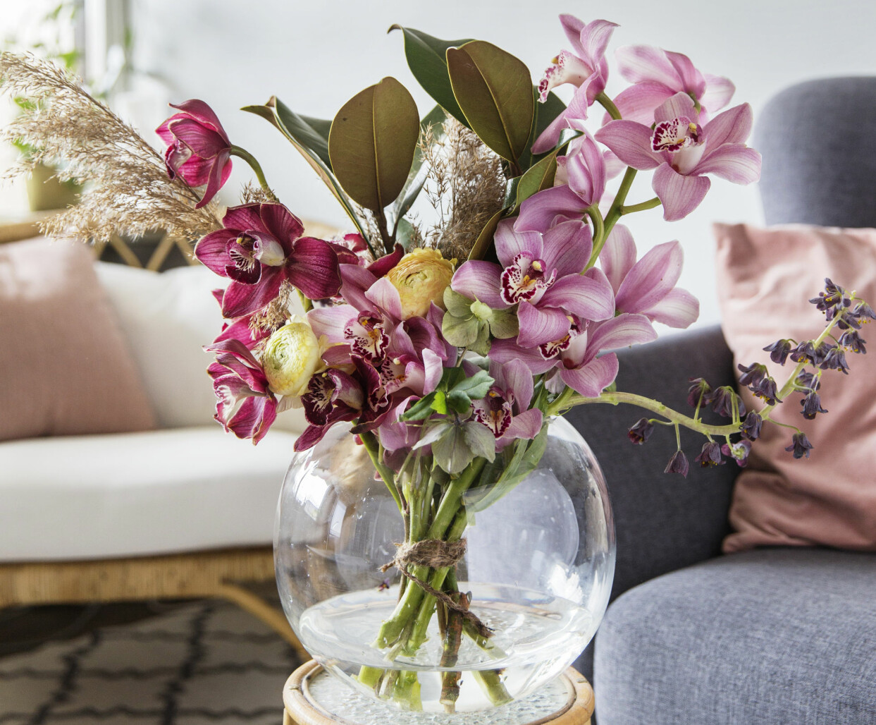 Njut av orkidé på snitt. Skapa en lyxigt maffig blomsterbukett med orkidéer på snitt. Gör som proffsen och bind blommorna med spiralteknik. Har du svårt att hitta snittorkidéer kan du knipsa av blomstänglar från krukväxterna. De fantastiska orkidéerna är fina att blanda med gröna blad och torkade växter.
Växter (från vänster till höger): Vass, julros, ranunkel, magnoliablad, orkidéer av sorten cymbidium, klocklilja. Foto: Pernilla Ahlsén Orkidé som snittblomma i vas.