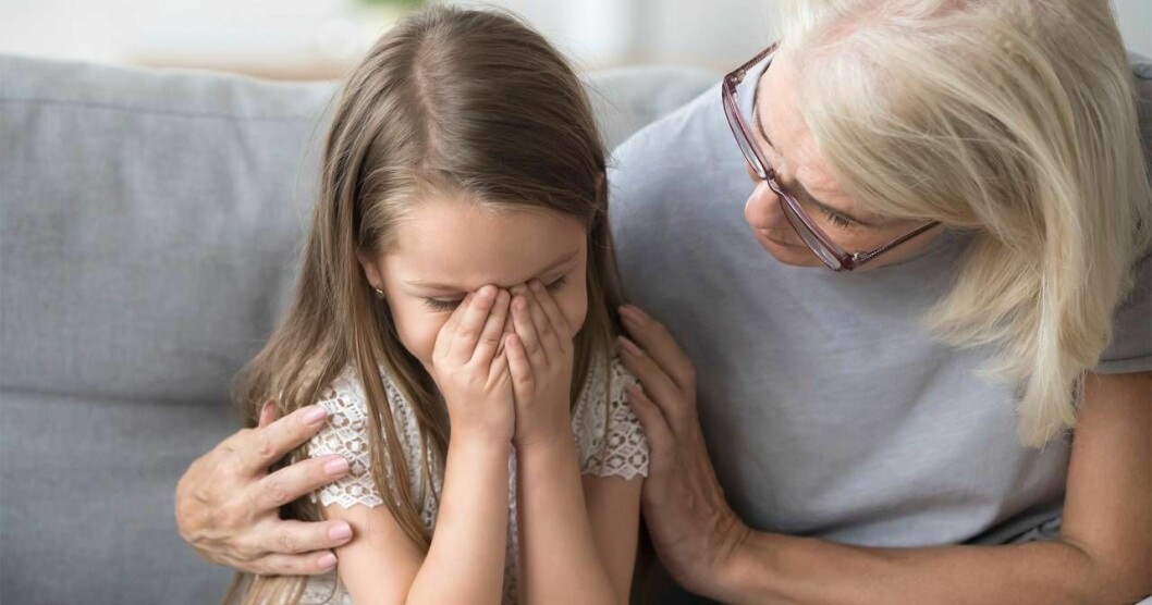 ”Lisa har blivit en tyst flicka, fast hon är glad då jag kommer på besök eller hon får bo hos mig några dagar”, säger Annelie. En mormor tröstar sitt lilla barnbarn.
