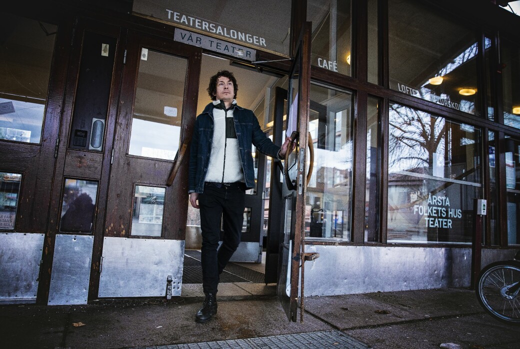 Oscar Töringes hjärta har alltid bankat extra hårt för teatern. Oscar Töringe fotograferad vid ingången till Årsta Folkets hus.
