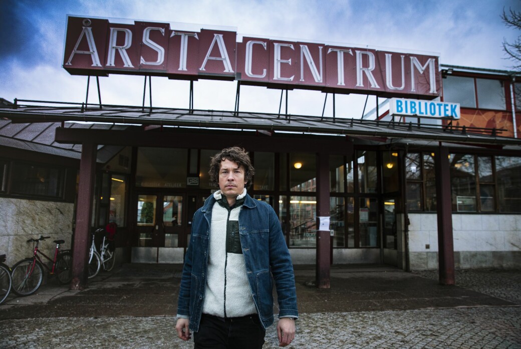 Oscar Töringe bor sedan många år i Stockholm – men erkänner att han och hustrun Rakel ibland pratar om att flytta tillbaka till Skåne. Skådespelaren Oscar Töringe som just nu gör succé i Tunna blå linjen, fotograferad i Årsta centrum där han bor.
