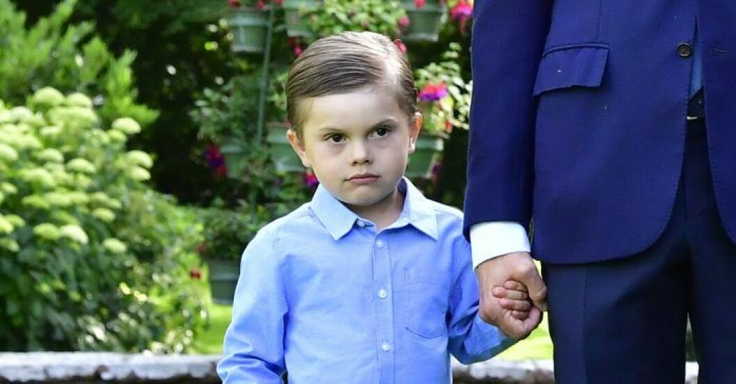 Nyekiperad för hösten? Kanske var prins Oscar ledig från förskolan, eller så hade prins Daniel hämtat tidigare. Prins Oscar hand i hand med pappa prins Daniel.