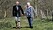 Otto och Mette går tillsammans på en stig i skogen och håller varandra i handen.