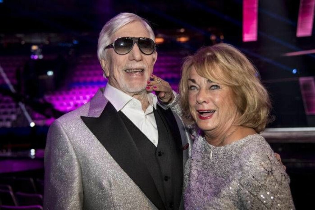 Owe Thörnqvist firar delsegern tillsammans med sambon Berit Gullberg. Foto: Pontus Orre/Aftonbladet/IBL Bildbyrå Owe Thörnqvist firar delsegern tillsammans med sambon Berit Gullberg.