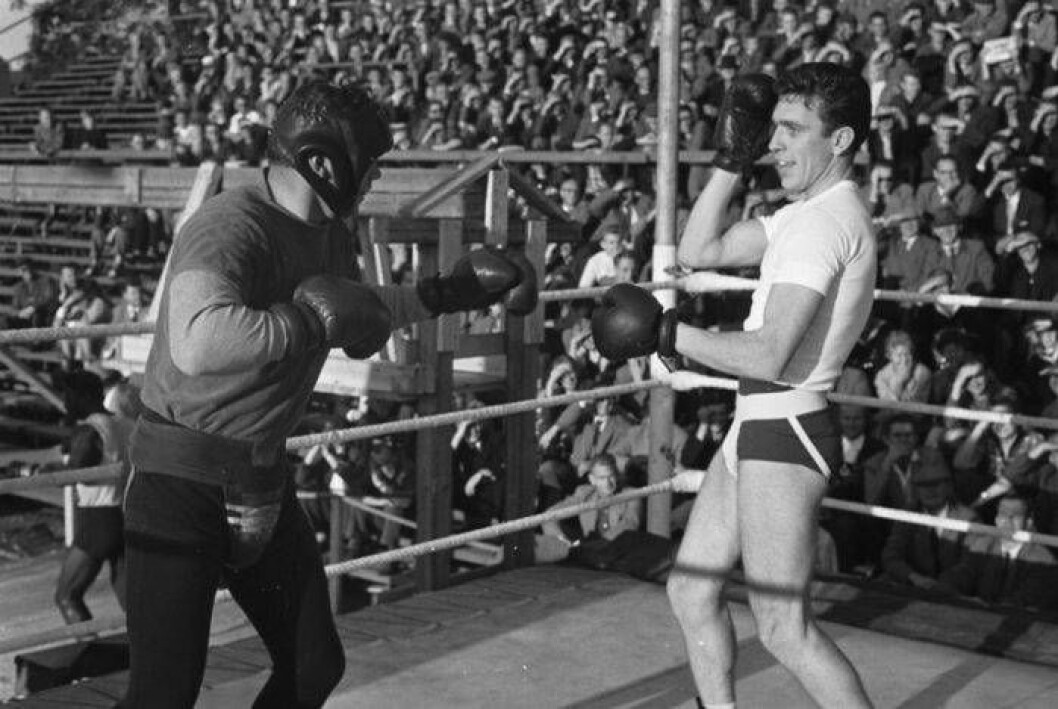 Göteborg 3 september 1958. Artisten Owe Thörnqvist sparrar Ingemar Johansson inför den senares match mot Eddie Machen. Artisten Owe Thörnqvist sparrar Ingemar Johansson