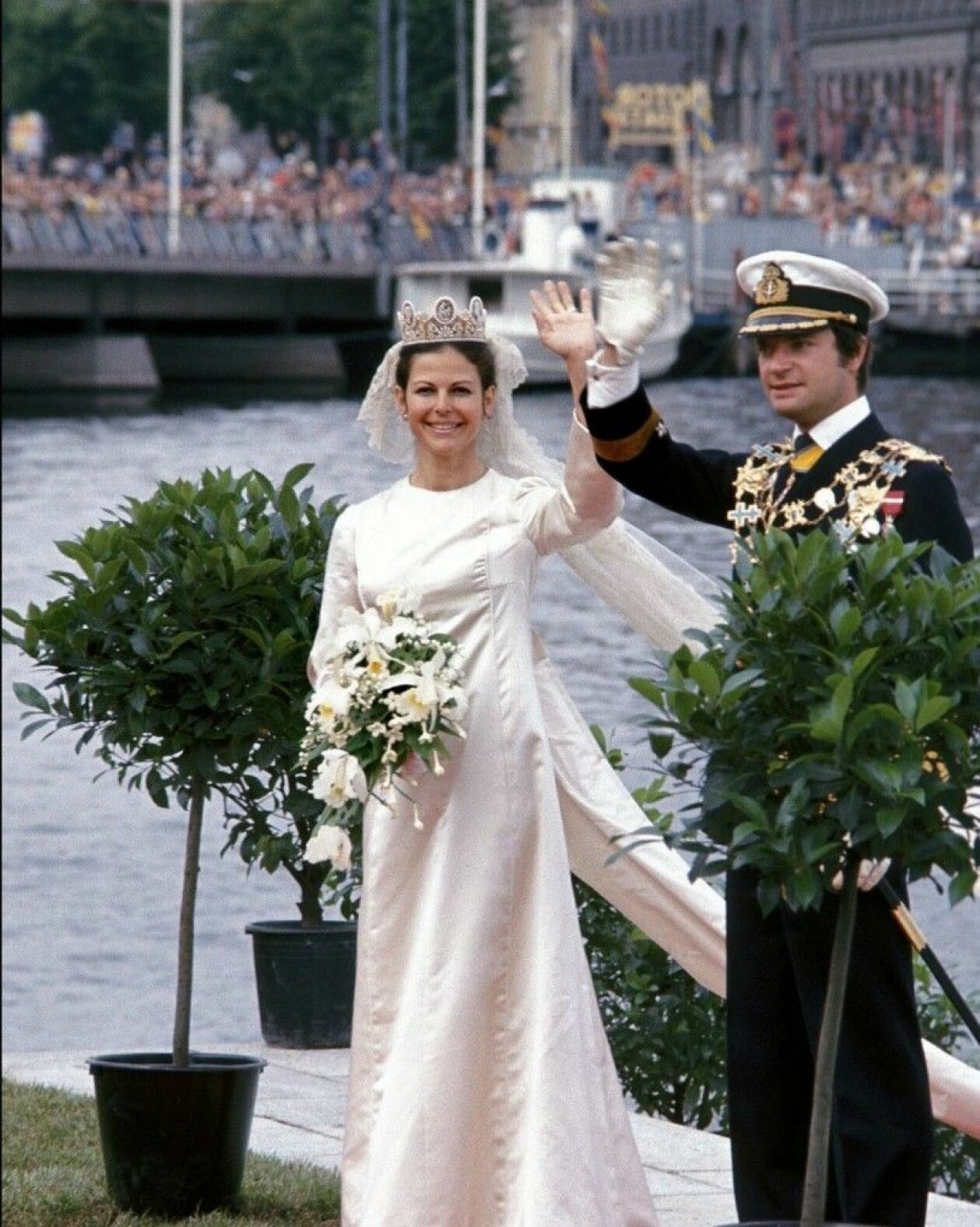 På bröllopet strålade Silvia av lycka men på insidan var hon bekymrad för sina släktingar i Tyskland som hade det tufft.