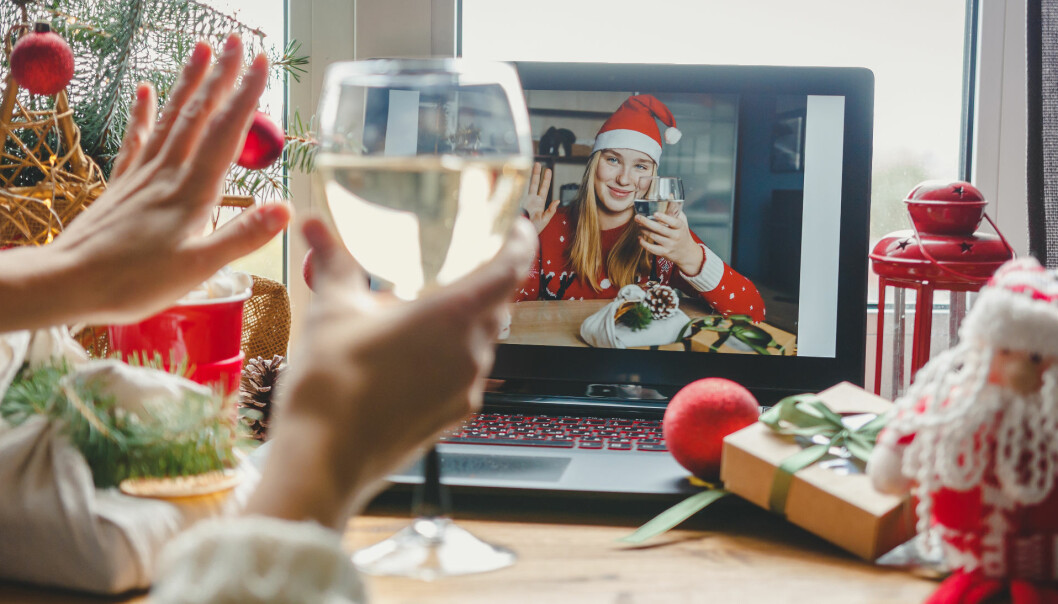 Att ses online i jul är naturligtvis inte samma sak som att ses på riktigt – men det är bättre än att inte ses alls. På en laptop syns en kvinna i tomteluva skåla med en person på andra sidan skärmen.