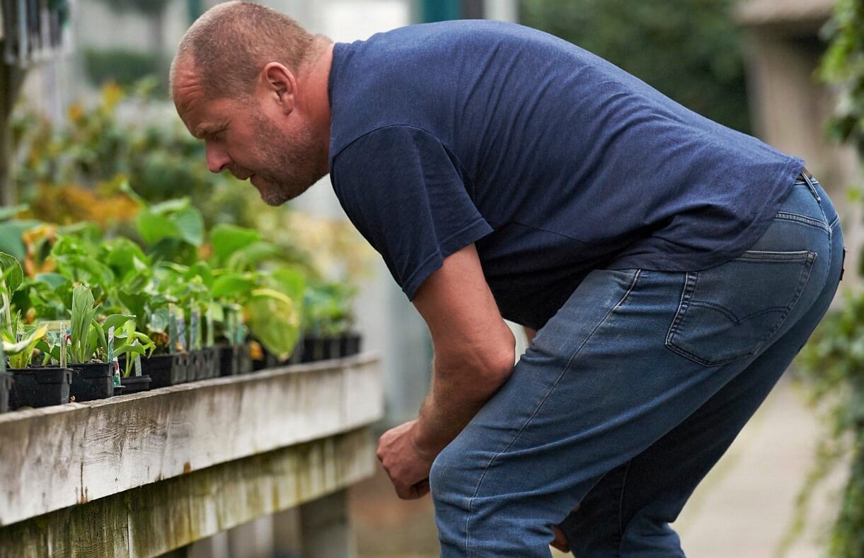 På spaning! John har falkblick när han letar efter plantor. Foto: Charlotte T Strömwall På spaning! John har falkblick när han letar efter plantor.