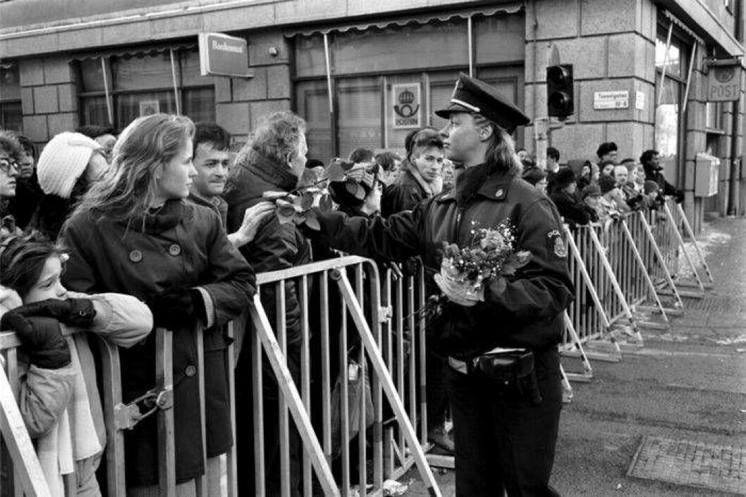 Mordet på statsministern 1986 har beskrivits som ett nationellt trauma. Dagen efter strömmade sörjande medborgare till mordplatsen på Sveavägen i Stockholm. Foto: IBL Mordet på statsministern 1986 har beskrivits som ett nationellt trauma.