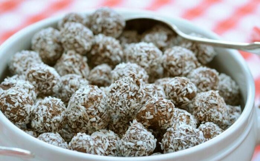 Gott till kaffet. Chokladbollar tillhör de vanliga livsmedel som kan innehålla palmolja. Foto: TT Chokladbollar med palmolja