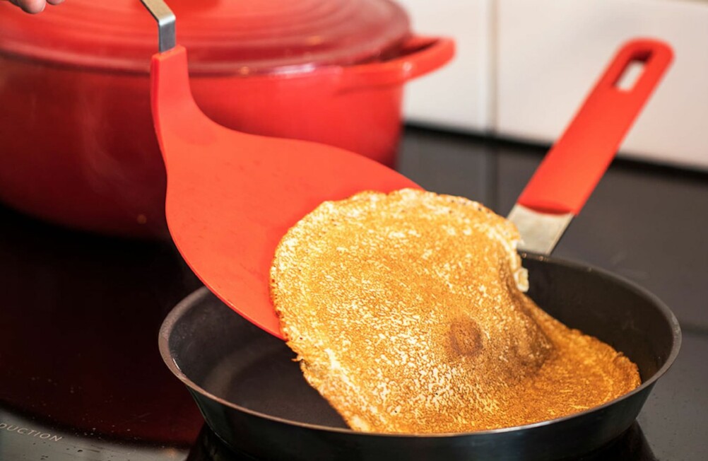 Pannkaka vänds med en extra stor stekspade.