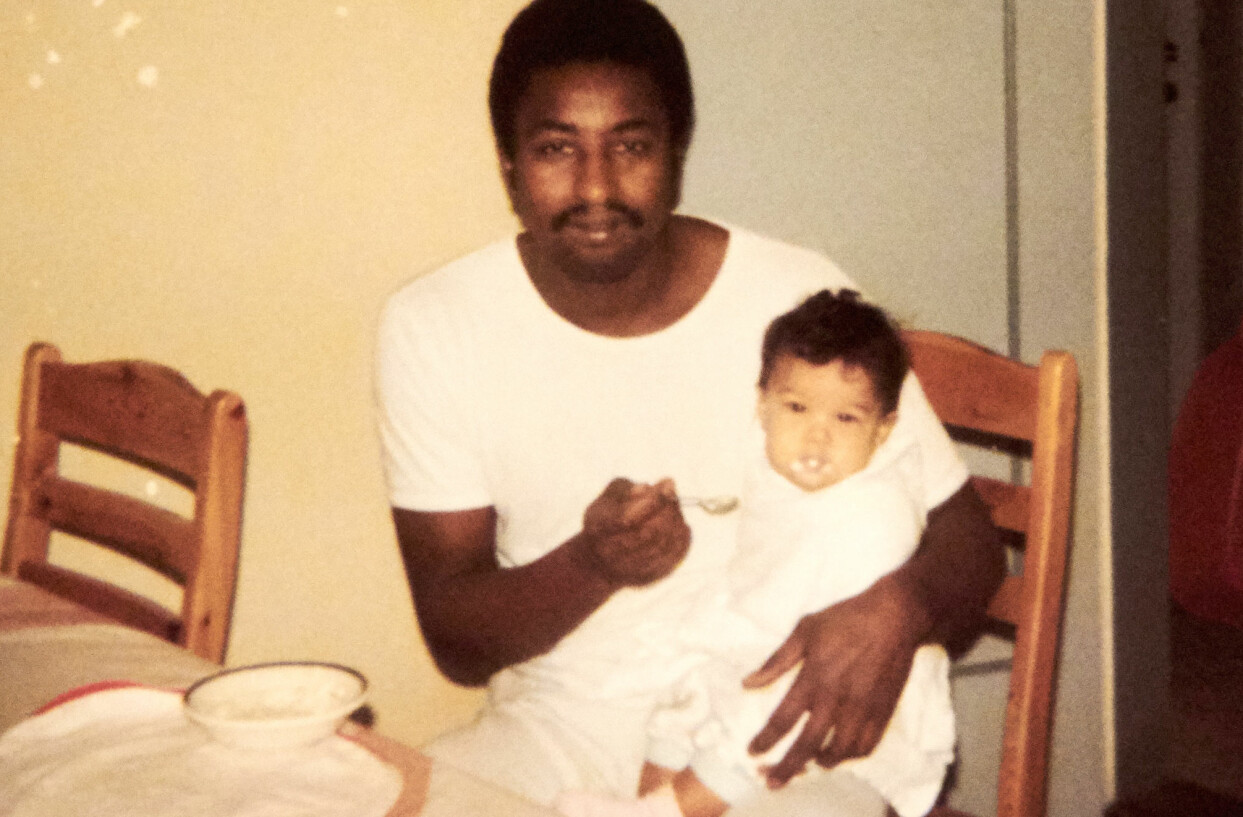 John kom till Danmark som politisk flykting 1987 och var ofta tillsammans med dottern. Foto: Privat Pappa John matar dottern Kirstine när hon var baby.