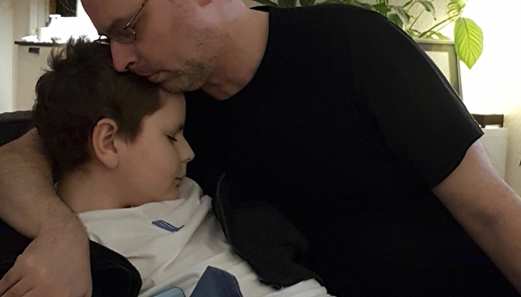 Oscar med sin pappa under den värsta sjukdomstiden. Oscar med sin pappa under den värsta sjukdomstiden.
