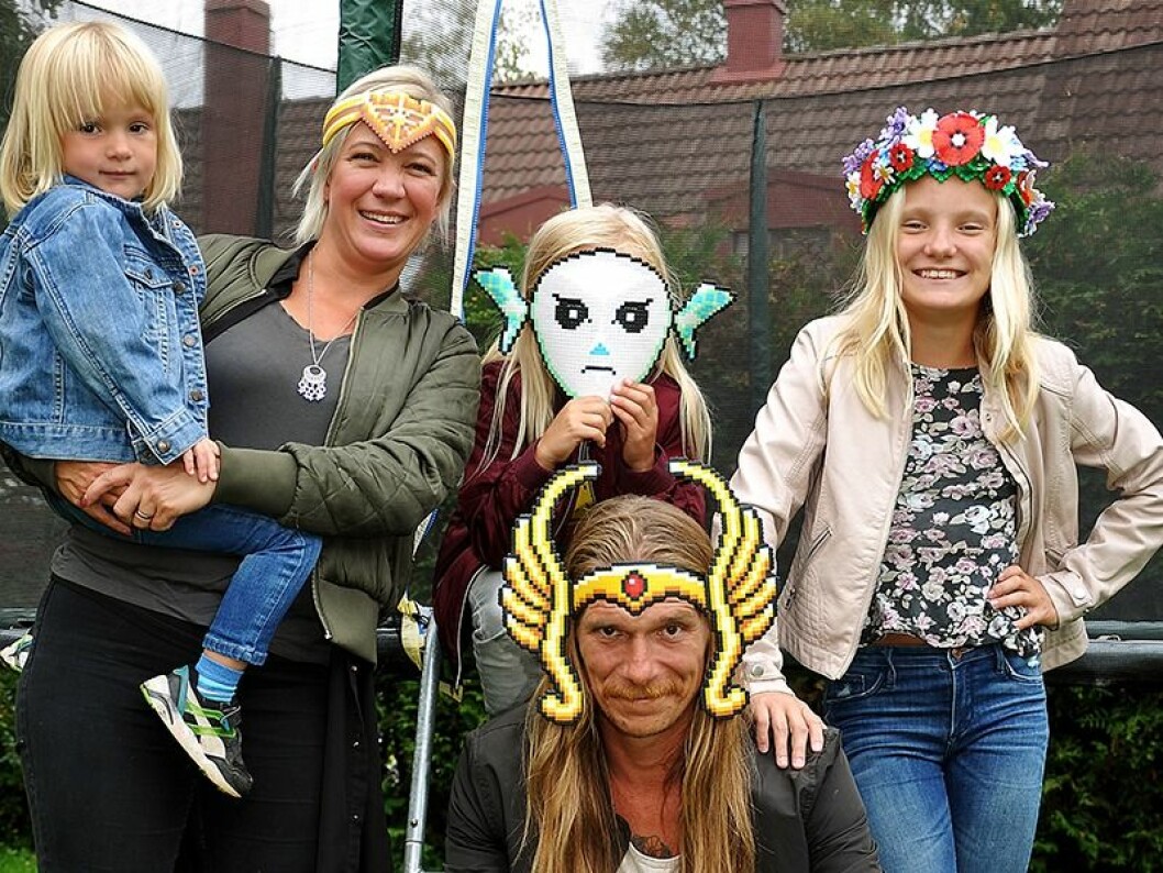 Hela familjen ”pärla”. Johan och Maria tillsammans med de tre barnen Lovis, Kai och Zelda – Vi är bästa teamet. Vi kompletterar varandra, menar Johan och Maria. Pappas Pärlor-Johan med hela familjen