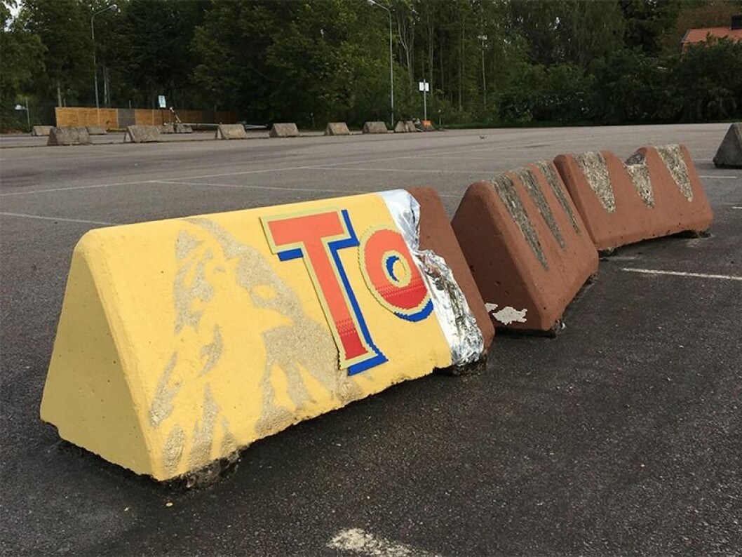 Johan älskar att hitta på olika fantasifulla figurer. Och smyckar gärna offentliga platser med sin konst. Pappas pärlor gjorde om tre vägsuggor till en Toblerone