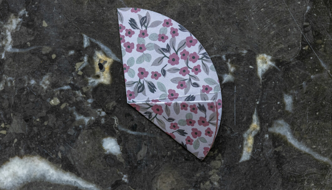 Blommigt vikt papper på en marmorskiva