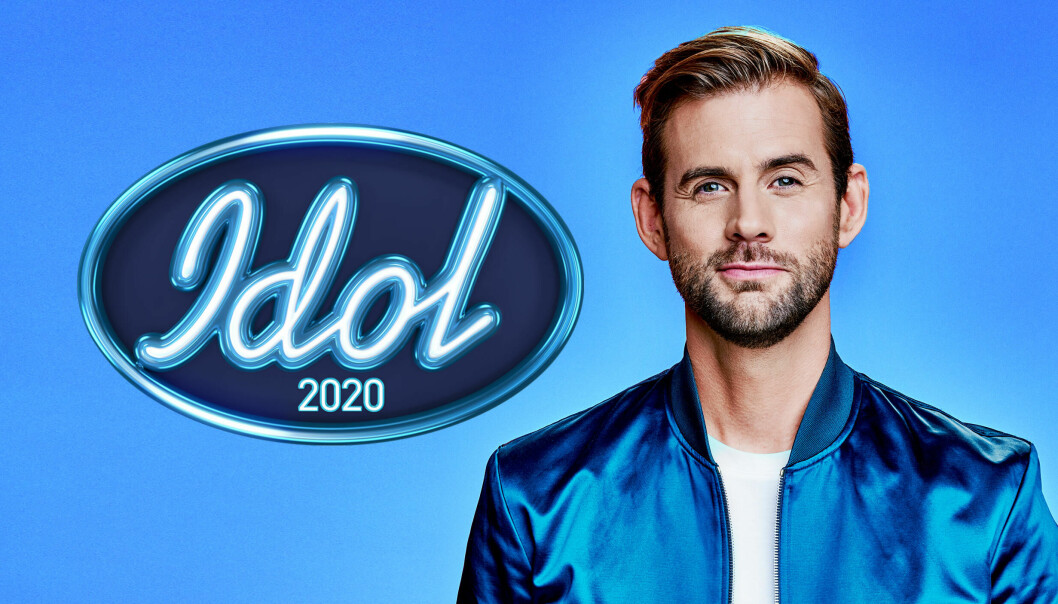 Pär Lernström mot en blå bakgrund med Idol-loggan.