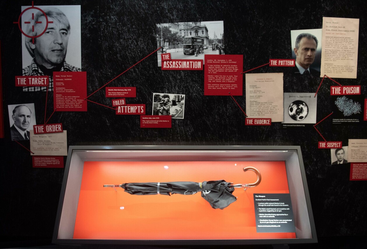 Vid det här laget har kalla krigets spionage- och lönnmördarmetoder blivit museala föremål. Här åskådliggjort med ett paraply av samma typ som användes vid mordet på Georgi Markov i London. Paraplymord på Georgi Markov