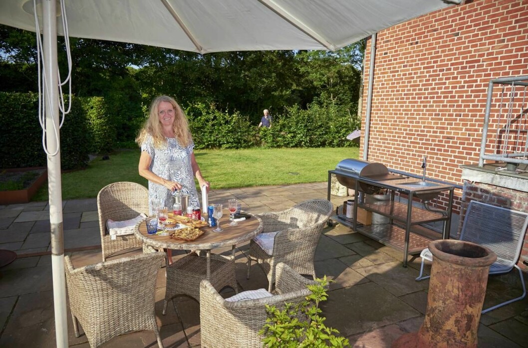 Utekök, grill, stenplattor och plats för umgänge. Så vill Vibeke Lundbo ha sin trädgård. I bakgrunden syns den gemensamma neutrala zonen – och lite längre bort skymtar Kurt i hans egen del. Vibeke i sin del av trädgården