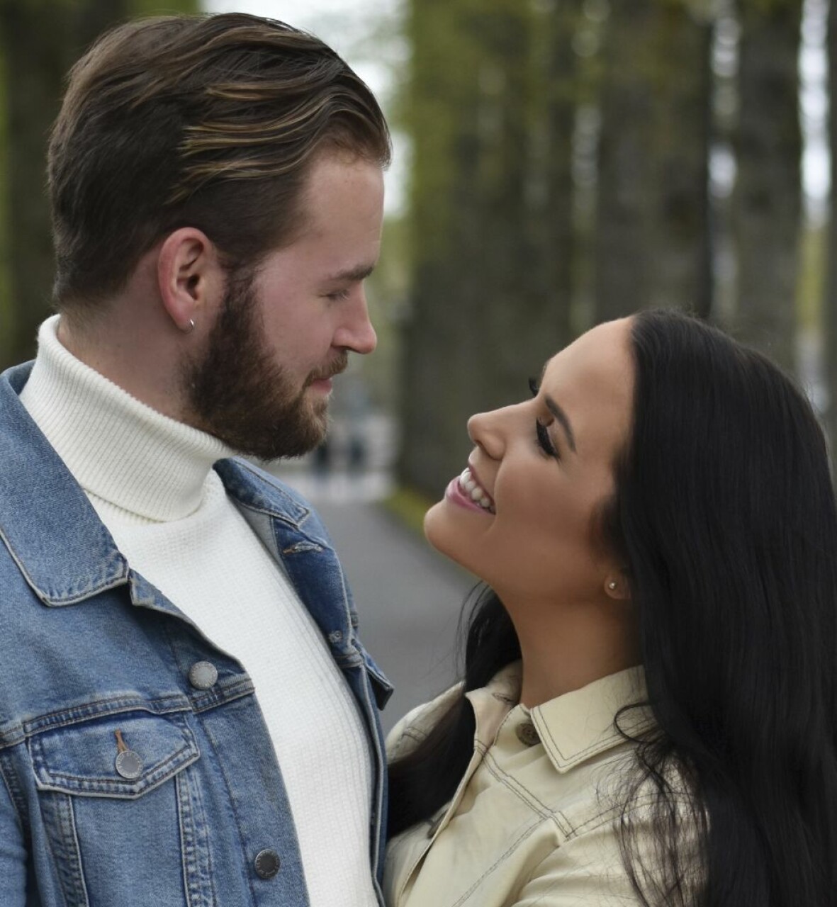 Just när June börjat ge upp hoppet om kärlek träffade hon Thomas. Paret kramas och ser varandra i ögonen.