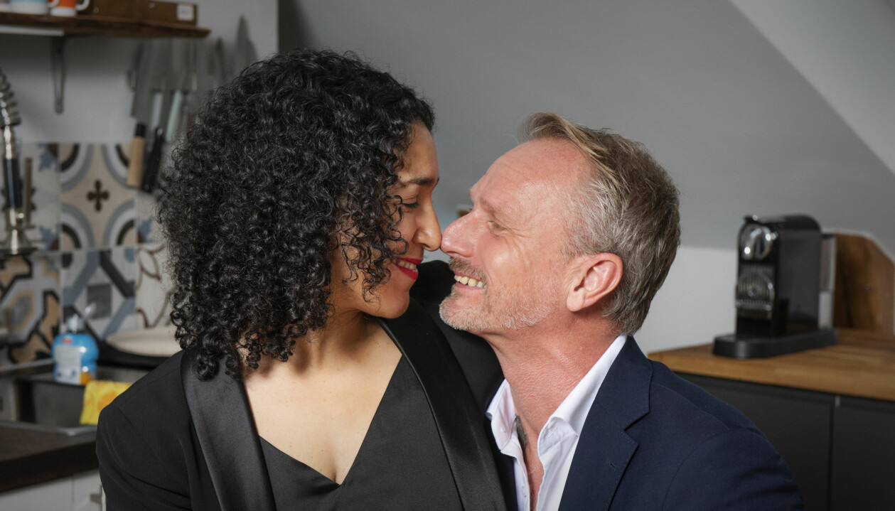 Numera har Jasmina och Peter varsitt boende. Paret som är gifta särbos, Jasmina och Peter Helander, trycker näsorna emot varandra och ler.