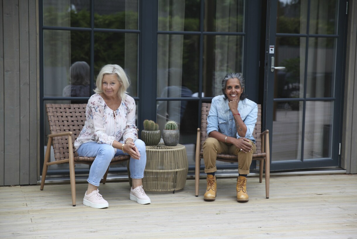 Intresset för design och inredning delar de, liksom så många andra saker. Carina och Sofia umgås gärna på pooldäcket i hemmet som de skapat ihop. Carina och Sofia Reshmi sitter i stolar på pooldäcket.