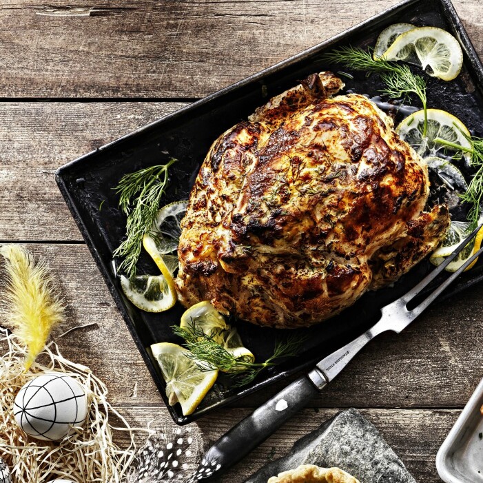 Helstekt kyckling är toppen på buffébordet. <a target="_blank" href="https://markiz.mabra.com/hogtid/hel-kyckling-med-citron-dill-marinad/">Klicka HÄR för recept</a>. Ugnsbakad gårdskyckling med dill och citron