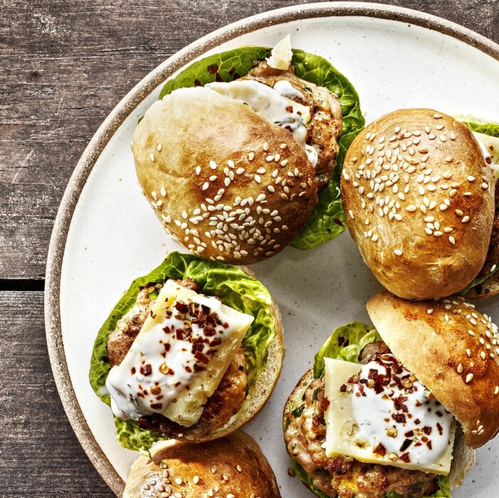 Goda minihamburgare med kyckling, västerbottenost och dillmajonnäs - mums! <a target="_blank" href="https://markiz.mabra.com/hogtid/slider-m-dillmajo-vasterbottenost/">Klicka HÄR för recept</a>. Kycklingslider med dillmajo och västerbottenost