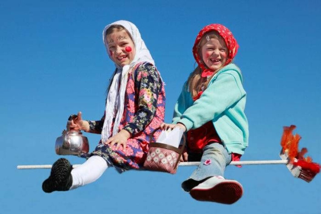 Foto: IBL bildbyrå Två små påskkärringar på väg till blåkulla på sin kvast.