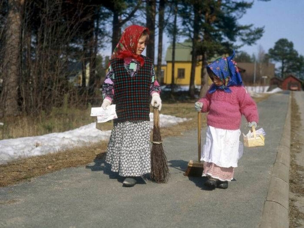 Två små flickor är ute och går påskkärring.