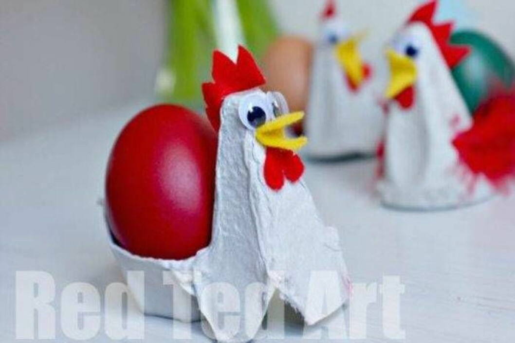 Ståtliga tuppar kanske är årets äggkopp? Bild: <a href="https://www.redtedart.com/kids-crafts-egg-carton-chicken-egg-cups/" target="_blank" rel="noopener">redtedart.com</a> Påskpyssel med äggkartong – gör tuppar.