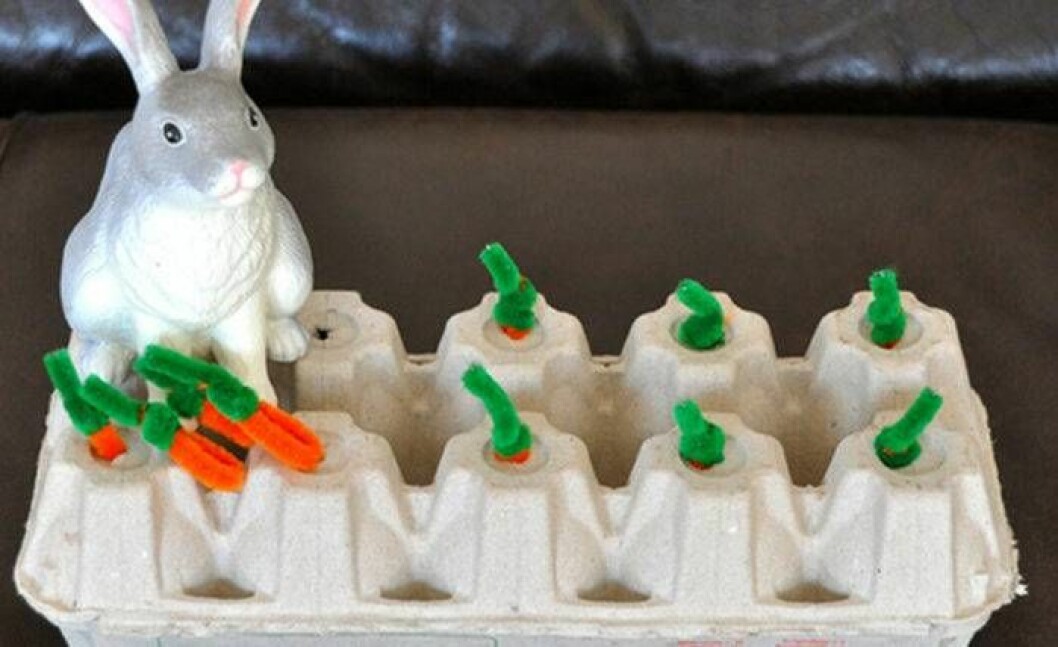 Kaninen vaktar sin morätter. Bild: <a href="http://sortingsprinkles.blogspot.se/2013/03/easter-for-preschoolers-part-1.html?utm_source=feedburner&utm_medium=email&utm_campaign=Feed:+SortingSprinkles+(Sorting+Sprinkles)" target="_blank" rel="noopener">sortingsprinkles.blogspot.se</a> Påskpyssel med äggkartong. Det här påskpysslet passat perfekt för barn i förskolan.