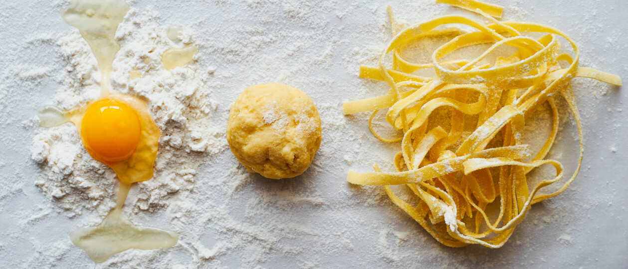 Pasta hemma i tre steg: Mjöl och ägg. Knådad deg – och slutligen färdig pasta.