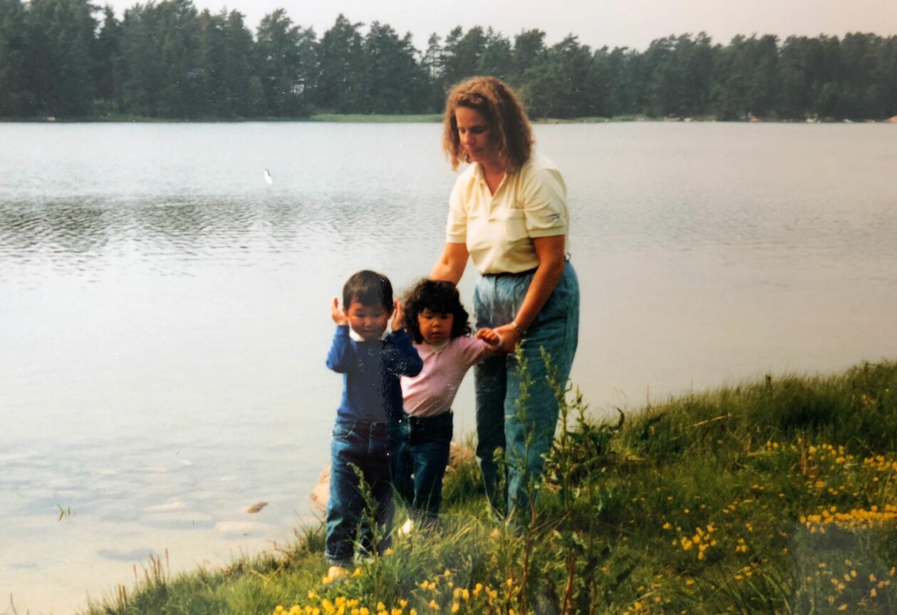 Patrik Lundberg som barn, tillsammans med sin mamma Birgitta Lundberg och lillasyster Paula Lundberg.