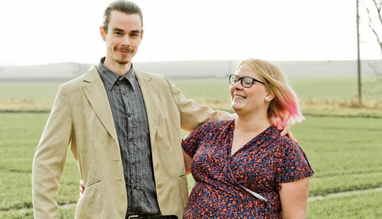 Patrik och Emma har blivit som syskon efter olyckan. Patrik och Emma håller om varanadra.