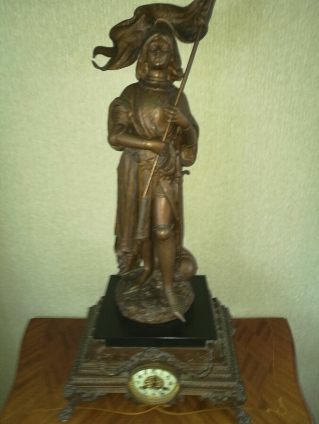 Bronsstatyett av Jeanne d’Arc.