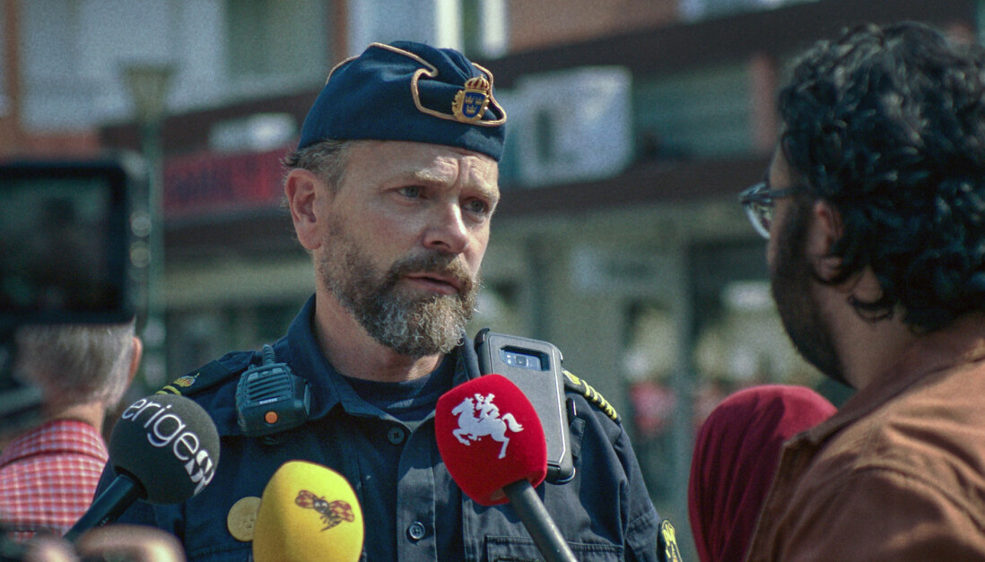 Jesse (Per Lasson) intervjuas i medierna under en pågående insats. Per Lasson som polisen Jesse i tv-serien Tunna blå linjen.