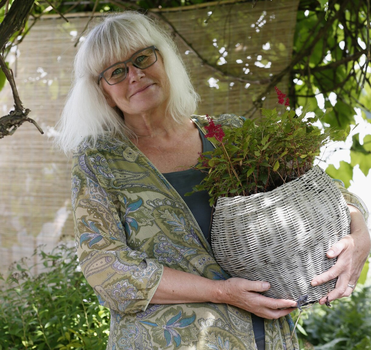Catarina Persson med astilben, <em>Astilbe</em> (Arendsii-Gruppen) 'Fanal'. Rött förekommer inte så ofta i trädgården, men denna har Catarinas man särskilt valt ut. Catarina Persson med astilben i kruka.