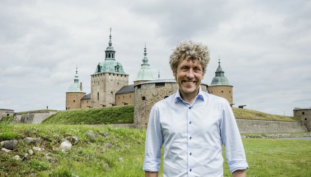Pererik Åberg framför Kalmar slott.
